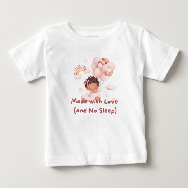 Camiseta De Bebé 👶 "Hecho con amor (y sin sueño)" 💕 (Anverso)