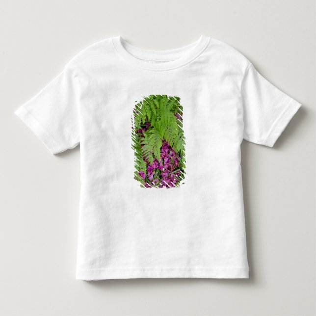 Camiseta De Bebé Helechos del bosque con pétalos de flores rosas en (Anverso)