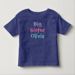 Camiseta De Bebé Hermana Mayor Monograma Nombre Real<br><div class="desc">Celebra su nuevo rol con estilo con esta camiseta morada real que presenta "Hermana Mayor" en tipografía audaz y colorida con un nombre personalizable debajo. La vibrante letra resalta contra el fondo oscuro para un anuncio de embarazo o look de fiesta de bebé divertido y llamativo. Un monograma personalizado que...</div>