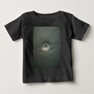 Camiseta De Bebé Hermosa Concha en la Arena: Un Recuerdo Salado
