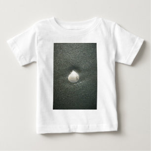 Camiseta De Bebé Hermosa Concha en la Arena: Un Recuerdo Salado