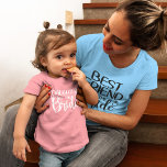 Camiseta De Bebé HIJA de la BRIDE<br><div class="desc">Para la novia que tiene una hija pequeña, háganla vestir con una camiseta a juego con el resto de la fiesta de bodas. El texto dice HIJA de la BRIDE. El mismo texto y color se repite en la parte posterior de esta camiseta. El texto es una imagen para que...</div>