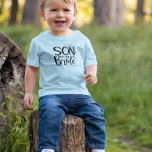 CAMISETA DE BEBÉ HIJO DE LA BRIDE<br><div class="desc">Para la novia que tiene un hijo pequeño, hágalo vestir con una camiseta a juego con el resto de la fiesta de bodas. El texto dice SON de la BRIDE. El mismo texto y color se repite en la parte posterior de esta camiseta. El texto es una imagen para que...</div>