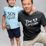 CAMISETA DE BEBÉ HIJO DEL GRUPO<br><div class="desc">Para el novio que tiene un hijo pequeño, hágalo vestir con una camiseta a juego con el resto de la fiesta de bodas. El texto dice hijo del GROOM. El mismo texto y color se repite en la parte posterior de esta camiseta. El texto es una imagen para que el...</div>