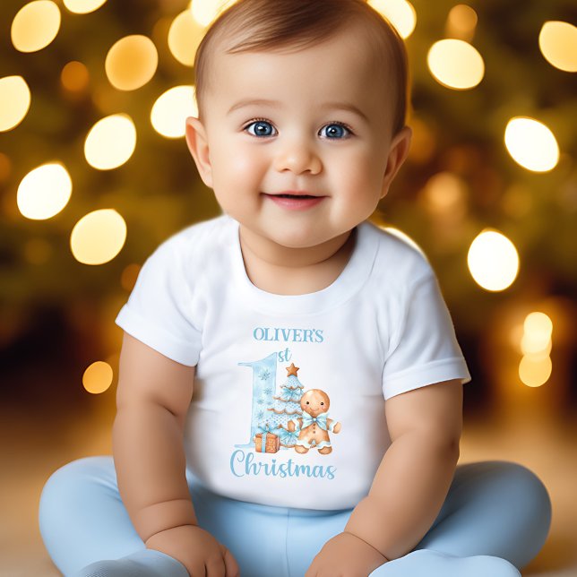 Camiseta De Bebé Hombre de pan de jengibre Azul Beige Nombre Primer (Gingerbread Man Blue Beige Name First Christmas Baby T-Shirt)