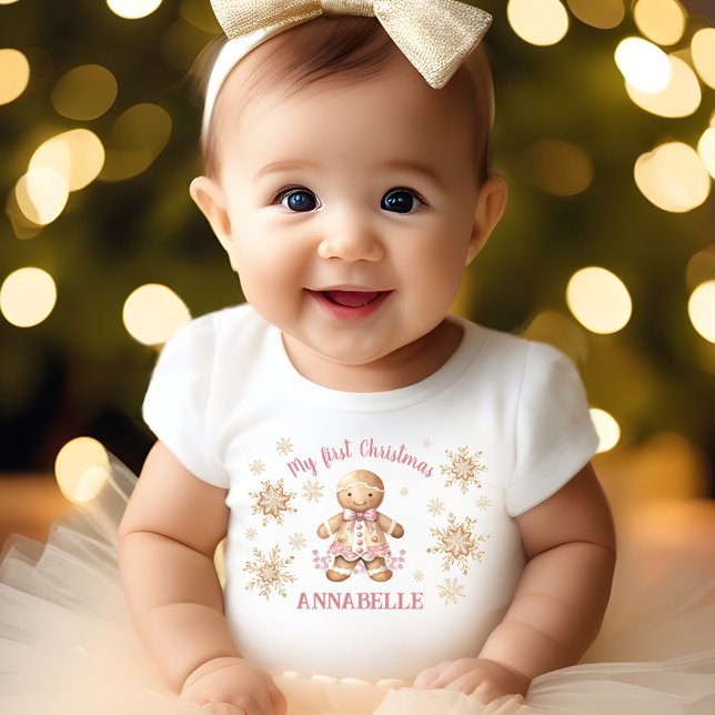 Camiseta De Bebé Hombre de pan de jengibre Chica Beige rosado Prime (Gingerbread Man Girl Pink Beige First Christmas Baby T-Shirt)