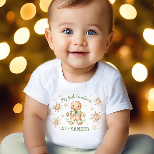 Camiseta De Bebé Hombre de pan de jengibre Verde Beige Primera Navi (Gingerbread Man Green Beige First Christmas Baby T-Shirt)