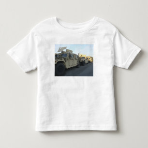Camiseta De Bebé Humvees se sienta en el embarcadero en la ciudad