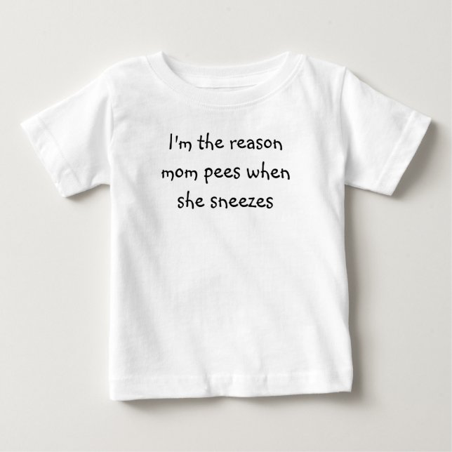 Camiseta De Bebé I'm the reason mom pees when she sneezes (Anverso)