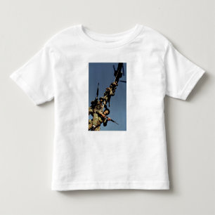 Camiseta De Bebé Infantes de marina en un SPIE RIG. un dispositivo