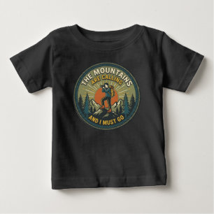 Camiseta De Bebé Insignia de senderismo vintage 'Las montañas llama