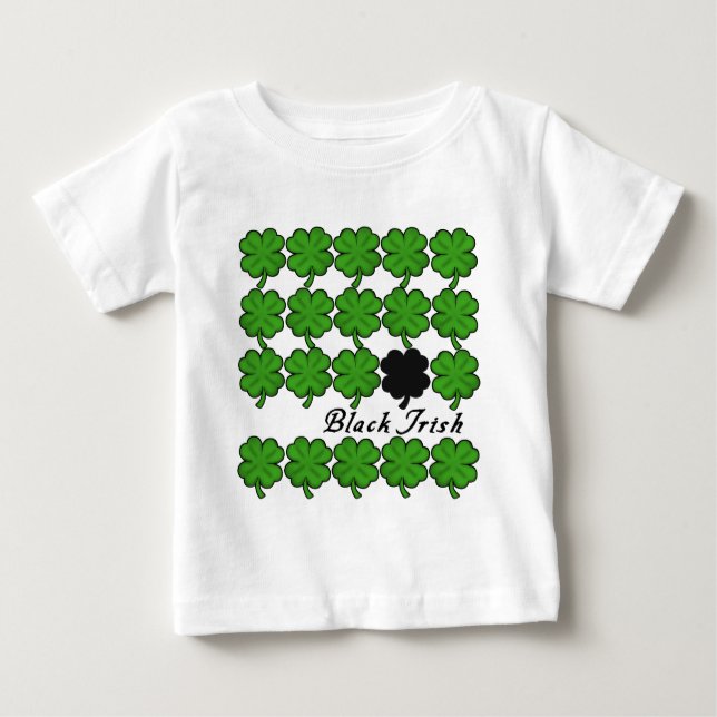 Camiseta De Bebé Irlandés negro con montones de Shamrock (Anverso)