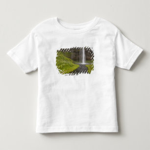 Camiseta De Bebé Islandia. Personas en el sendero detrás de Seljala