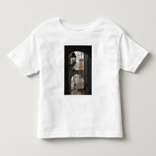 Camiseta De Bebé Italia, Cerdeña, Bosa. Detalle de la calle.