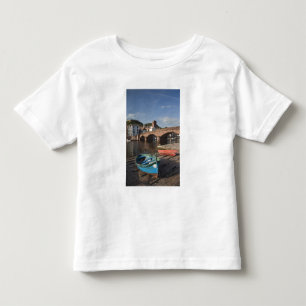 Camiseta De Bebé Italia, Cerdeña, Bosa. Vista de la ciudad a lo lar