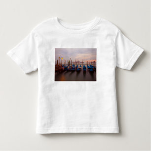 Camiseta De Bebé Italia, Venecia. Góndolas ancladas a la luz del cr