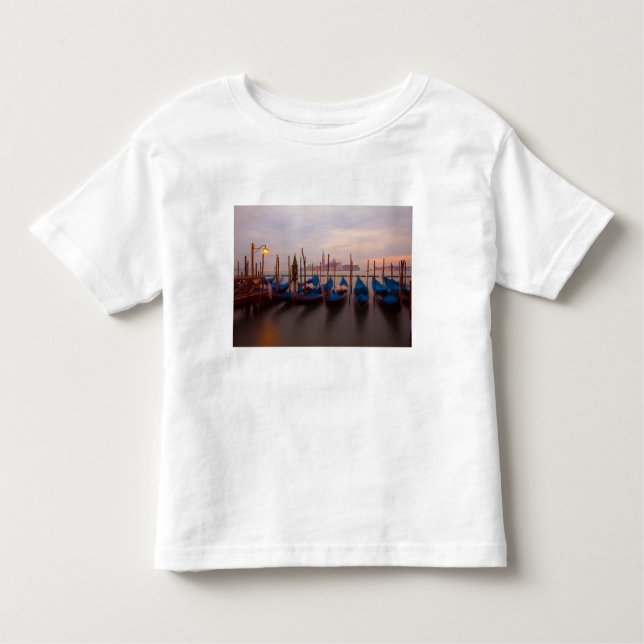 Camiseta De Bebé Italia, Venecia. Góndolas ancladas a la luz del cr (Anverso)