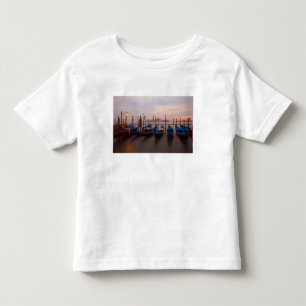 Camiseta De Bebé Italia, Venecia. Gondolas ancladas al anochecer.