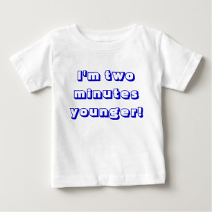 Camiseta De Bebé Joven gemela... ¡Soy dos minutos más joven!