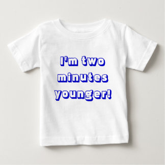 Camiseta De Bebé Joven gemela... ¡Soy dos minutos más joven!