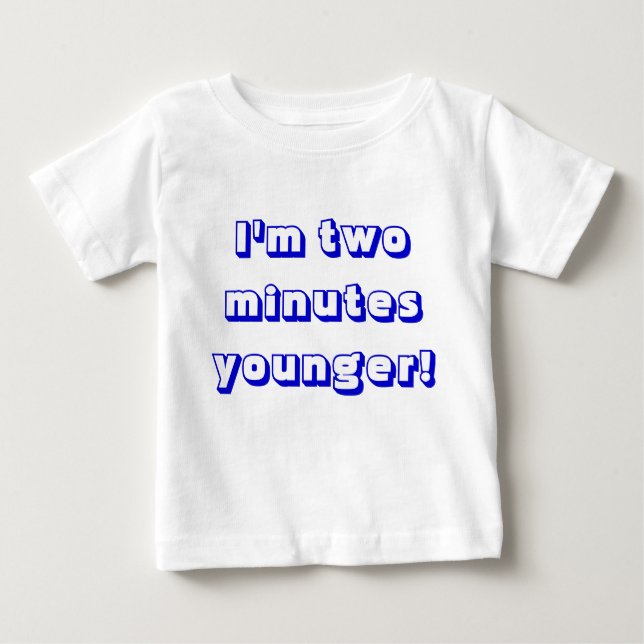 Camiseta De Bebé Joven gemela... ¡Soy dos minutos más joven! (Anverso)