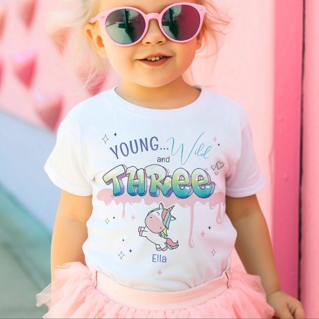 Camiseta De Bebé Jóvenes salvajes TRES Unicornio Nombre Personaliza (Cute magical unicorn Young Wild and THREE graffiti pink paint drips fairy tale girl birthday tshirt )
