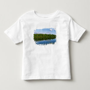 Camiseta De Bebé Juruena, Brasil. Orilla del río boscosa reflejada