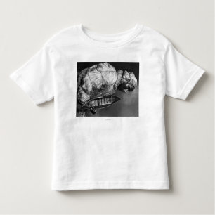 Camiseta De Bebé Kayaker que lleva la chaqueta impermeable con el