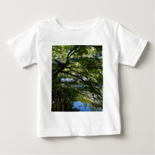 Camiseta De Bebé Koi Pond en un jardín chino