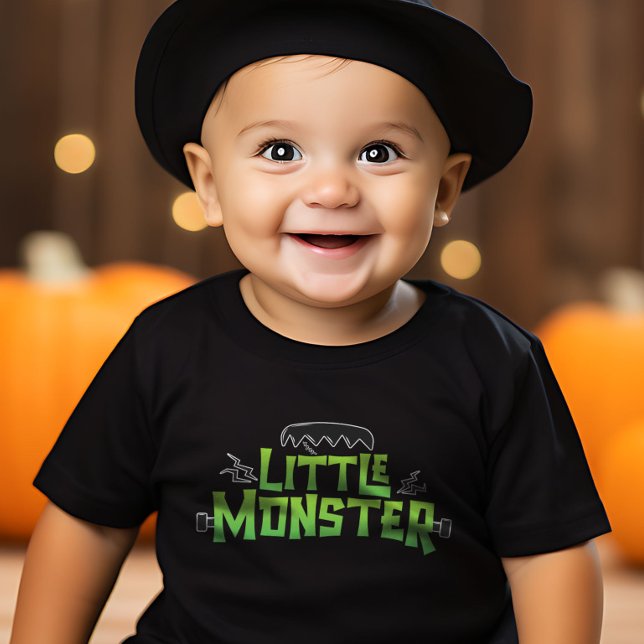 Camiseta De Bebé La familia de pequeños monstruos de Halloween está (Little Monster Halloween Family Matching Funny Baby T-Shirt)