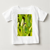 La libélula azul y la negra sobre la hierba.