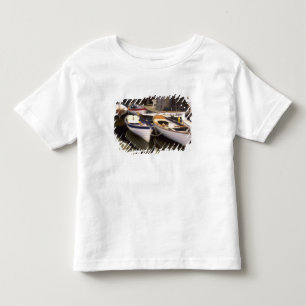 Camiseta De Bebé La niebla rodea cuatro barcos atracados.