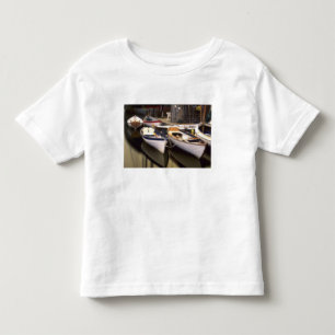 Camiseta De Bebé La niebla rodea cuatro barcos atracados.