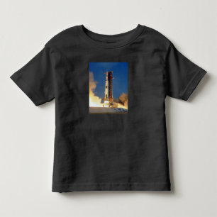 Camiseta De Bebé La Tierra tiembla mientras el Saturn V ilumina el 