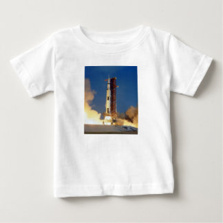 Camiseta De Bebé La Tierra tiembla mientras el Saturn V ilumina el 