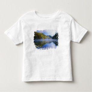 Camiseta De Bebé Lago Millcreek y colores otoñales al amanecer,