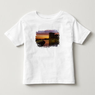 Camiseta De Bebé Laguna recreativa y apartamentos al atardecer