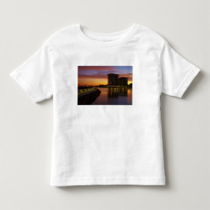 Camiseta De Bebé Laguna recreativa y apartamentos al atardecer
