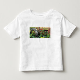 Camiseta De Bebé Las flores de primavera adornan un viejo tractor.