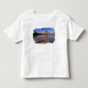 Camiseta De Bebé Las montañas se reflejan en el tranquilo lago de 