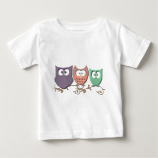 Camiseta De Bebé Lechuzas coloridas en una imagen de vino