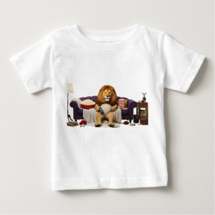 Camiseta De Bebé León humorístico relajándose en el sofá viendo TV 