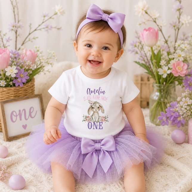 Camiseta De Bebé Liebre encima de un conejo cumpleaños número uno (Hare Above One Bunny First Birthday Toddler T-shirt)