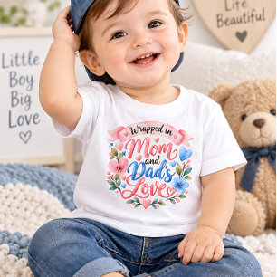 Camiseta de bebé linda familia envuelta en el amor