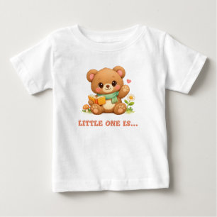 Camiseta de bebé Little One Is Oso leyendo un cuen