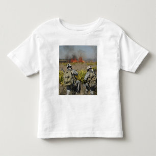 Camiseta De Bebé Llamada de los soldados en la información