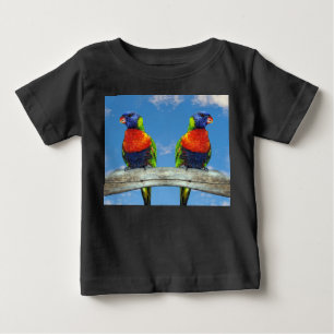 Camiseta De Bebé Lorikeets arcoiris colgados en una rama