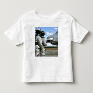Camiseta De Bebé Los bomberos despliegan una manguera de bomberos