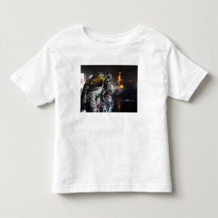 Camiseta De Bebé Los bomberos extinguen un fuego en un ro de
