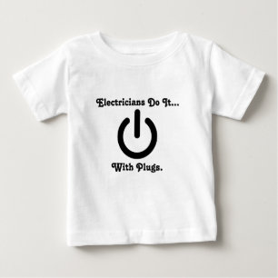 Camiseta De Bebé Los electricistas lo hacen... con enchufes.